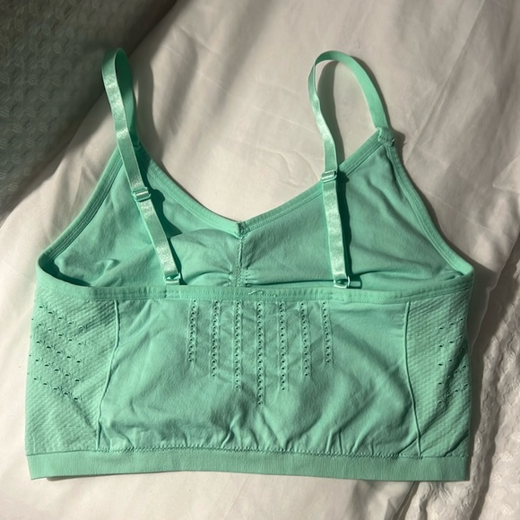 Fabletics Sync Seamless Midi Bra - Picture 6 of 6